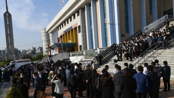 4일 오후 이천 서희청소년문화센터에 마련된 이천 물류창고 공사장 화재 합동분향소에서 유가족들이 기자회견을 하고 있다.조주현기자