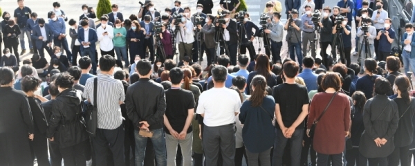 4일 오후 이천 서희청소년문화센터에 마련된 이천 물류창고 공사장 화재 합동분향소에서 유가족들이 기자회견을 하고 있다.조주현기자