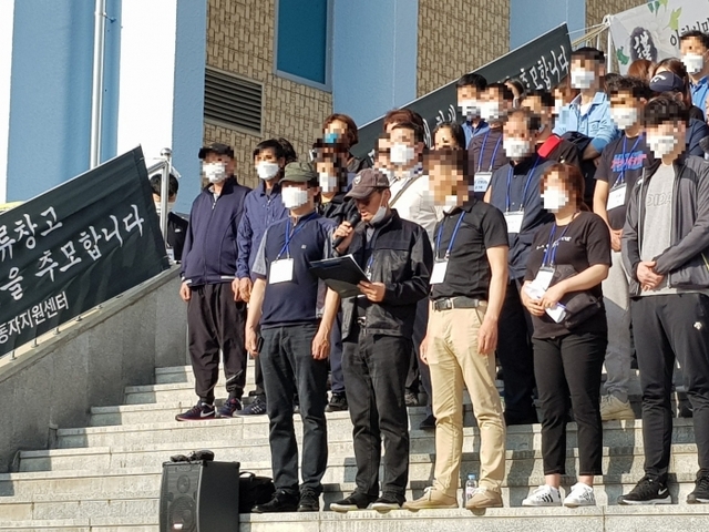 4일 오후 ‘이천 물류창고 화재’ 합동분향소 앞에서 유가족 대표단이 기자회견을 진행하고 있다. 채태병기자