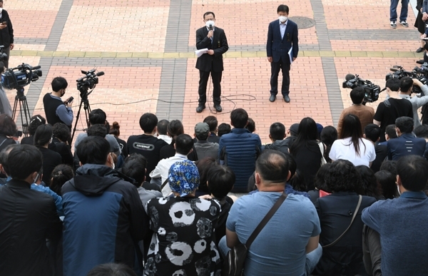 5일 오전 나은호 경기남부지방경찰청 형사과장이 이천 물류창고 화재 합동분향소에서 유가족 대상 수사상황 브리핑을 진행하고 있다. 조주현기자