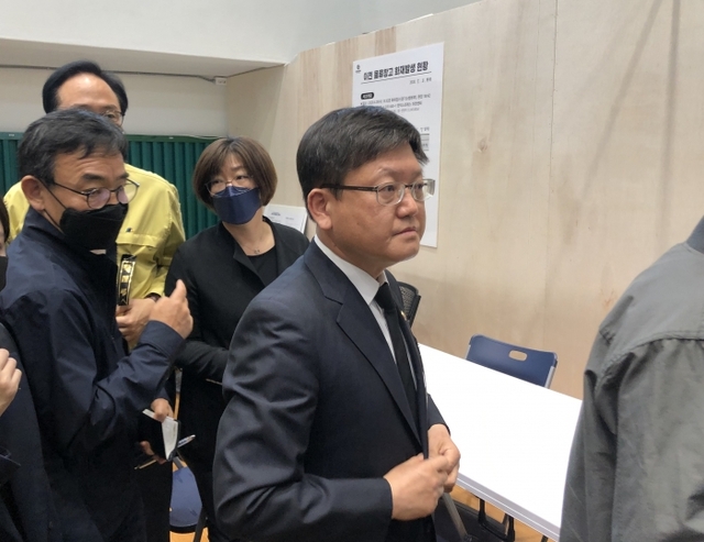 ▲ 5일 오전 이천 물류창고 화재 합동분향소를 찾은 임서정 고용노동부 차관이 유가족들을 만나기 위해 이동하고 있다. 장희준기자