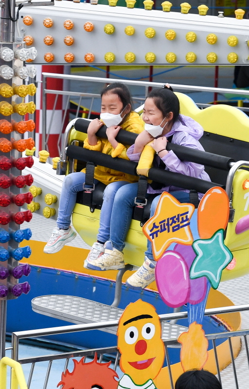 5일 제98회 어린이날을 맞아 인천시 중구 월미문화의 거리 놀이공원을 찾은 아이들이 즐거운 표정으로 놀이기구를 타고 있다. 장용준기자