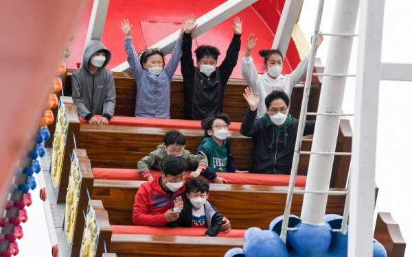 5일 제98회 어린이날을 맞아 인천시 중구 월미문화의 거리 놀이공원을 찾은 아이들이 즐거운 표정으로 놀이기구를 타고 있다. 장용준기자