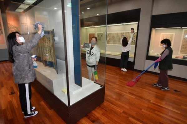 5일 재개관을 하루 앞둔 수원박물관에서 직원들이 청소 및 전시물 점검을 하며 손님맞이 준비를 하고 있다. 코로나19 방역체계가 6일부터 '생활 속 거리두기'로 전환되면서 경기도내 박물관, 도서관 등 다중이용시설들이 임시 휴관을 끝내고 재개관한다. 김시범기자