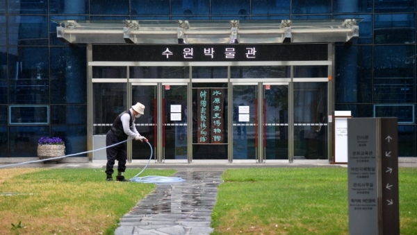 5일 재개관을 하루 앞둔 수원박물관에서 직원들이 청소 및 전시물 점검을 하며 손님맞이 준비를 하고 있다. 코로나19 방역체계가 6일부터 '생활 속 거리두기'로 전환되면서 경기도내 박물관, 도서관 등 다중이용시설들이 임시 휴관을 끝내고 재개관한다. 김시범기자
