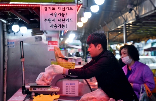 경기도 재난기본소득이 본격적으로 사용되면서 도내 소상공인들의 지역화폐 유치전이 치열하다. 5일 경기도내 각 업종별 상점들이 다양한 모양의 현수막 등을 내걸고 지역화폐 가맹점임을 홍보하고 있다.  김시범ㆍ전형민기자