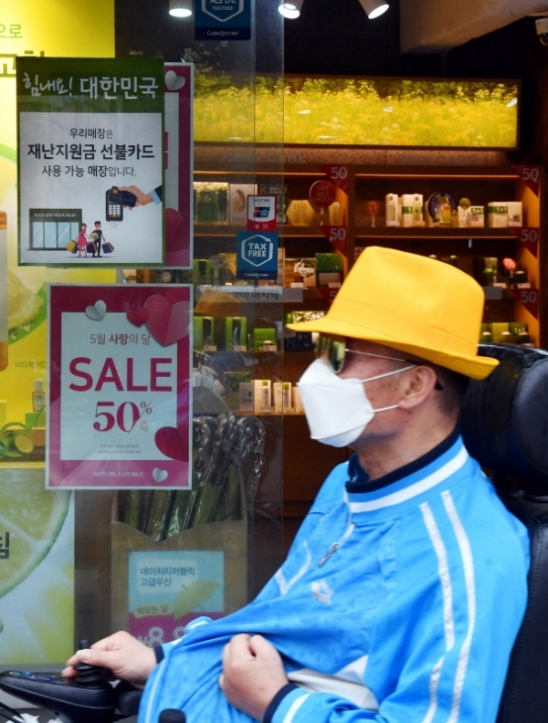 경기도 재난기본소득이 본격적으로 사용되면서 도내 소상공인들의 지역화폐 유치전이 치열하다. 5일 경기도내 각 업종별 상점들이 다양한 모양의 현수막 등을 내걸고 지역화폐 가맹점임을 홍보하고 있다.  김시범ㆍ전형민기자