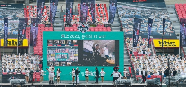 어린이날인 5일 오후 수원 kt위즈파크에서 열린 프로야구 ‘2020 KBO리그’ KT 위즈와 롯데 자이언츠의 시즌 개막전이 코로나19 여파로 인해 ‘무관중 경기’로 치러진 가운데, KT 치어리더들이 열띤 응원전을 펼치고 있다. 관중석이 관중 대신 다양한 팬사진으로 채워진 가운데 전광판을 통해 펼쳐지는 비대면 응원전이 이채롭다.조주현기자