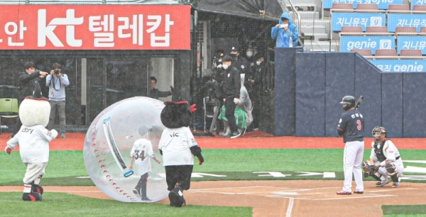 어린이날인 5일 오후 수원 케이티위즈파크에서 열린 프로야구 ‘2020 KBO리그’ KT 위즈와 롯데 자이언츠의 시즌 개막전이 코로나19 여파로 인해 ‘무관중 경기’로 치러진 가운데,  kt 위즈 어린이회원 이라온 군(9세, 평동초등학교 2학년)이 야구공 형태의 대형 투명 워킹볼 안에 들어가 시구를 하고 있다.조주현기자
