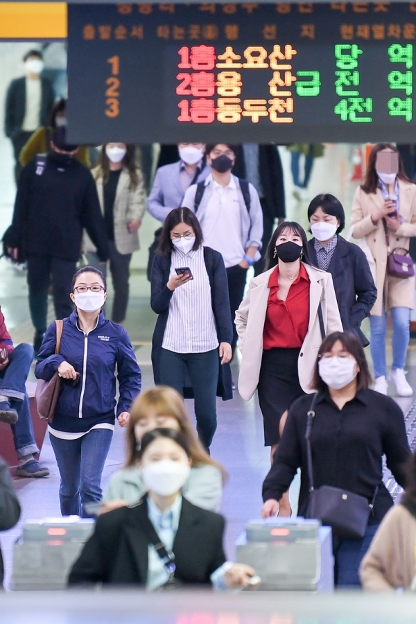 오늘부터 코로나19 시대 새로운 일상이 시작이다. 45일간 이어진 '사회적 거리두기'를 끝내고 '생활 속 거리두기'를 시작한 6일 오전, 저마다 마스크를 쓴 출근객들이 경인전철 부평역으로 들어서고 있다. 장용준기자