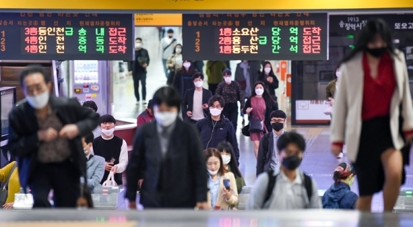 오늘부터 코로나19 시대 새로운 일상이 시작이다. 45일간 이어진 '사회적 거리두기'를 끝내고 '생활 속 거리두기'를 시작한 6일 오전, 저마다 마스크를 쓴 출근객들이 경인전철 부평역으로 들어서고 있다. 장용준기자
