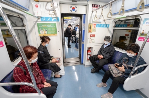 오늘부터 코로나19 시대 새로운 일상이 시작이다. 45일간 이어진 '사회적 거리두기'를 끝내고 '생활 속 거리두기'를 시작한 6일 오전, 저마다 마스크를 쓴 승객들이 인천지하철 에서 좌우로 거리를 두고 앉아 있다. 장용준기자