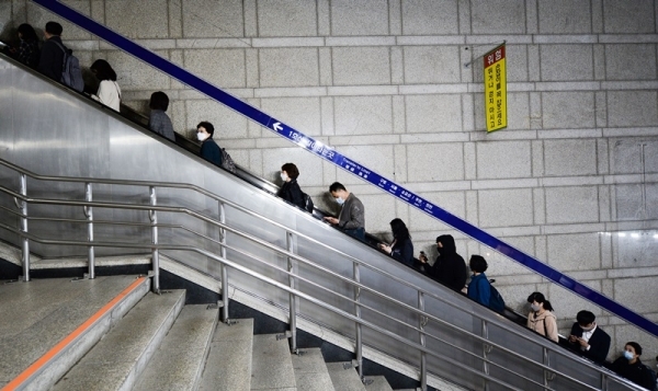 오늘부터 코로나19 시대 새로운 일상이 시작이다. 45일간 이어진 '사회적 거리두기'를 끝내고 '생활 속 거리두기'를 시작한 6일 오전, 저마다 마스크를 쓴 승객들이  앞뒤 거리를 두고 경인전철 부평역 환승 에스컬레이터를 이용하고 있다. 장용준기자