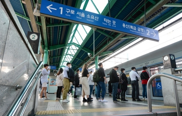 오늘부터 코로나19 시대 새로운 일상이 시작이다. 45일간 이어진 '사회적 거리두기'를 끝내고 '생활 속 거리두기'를 시작한 6일 오전, 저마다 마스크를 쓴 출근객들이 경인전철 부평역에서 앞뒤 거리를 두고 전동차를 기다리고 있다. 장용준기자