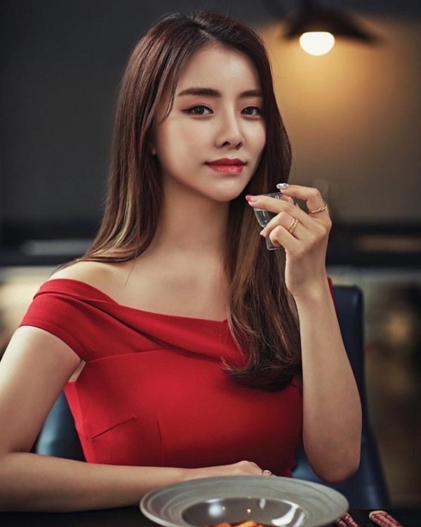 가수 설하윤 HIM 화보 이미지. HIM