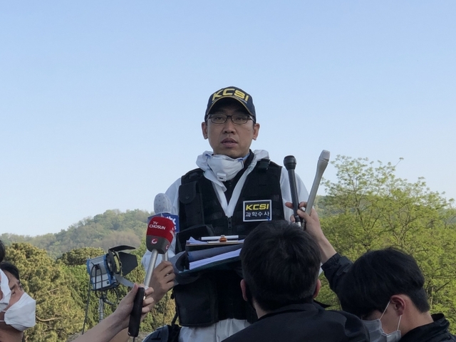6일 오후 ‘이천 물류창고 화재 3차 합동감식’을 끝낸 정요섭 경기남부지방경찰청 과학수사대장이 현장브리핑을 진행하고 있다. 장희준기자