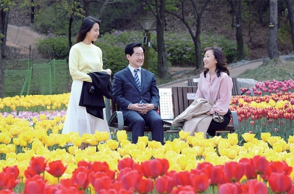 직동공원에서 시민들과 담소를 나누고 있는 안병용 시장