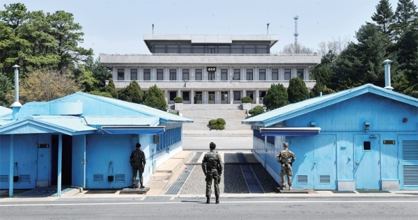 정전 이후 현재까지 미등록 토지로 남아있는 파주 판문점 평화의 집 등 남측지역 일원에 대해 정치권과 파주시‚ 지역시민단체가 ‘지적복구프로젝트’에 나섰다. 사진은 판문점 평화의 집에서 바라본T2(군사정전위원회 본회의실)와 북한 판문각. 경기일보DB
