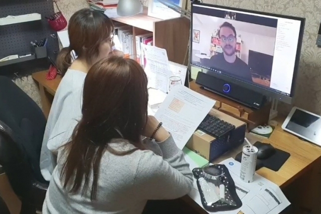 사진설명: 부천레지던스에 입주할 해외작가를 선발하기 위해 화상인터뷰를 진행하고 있다부천시 제공