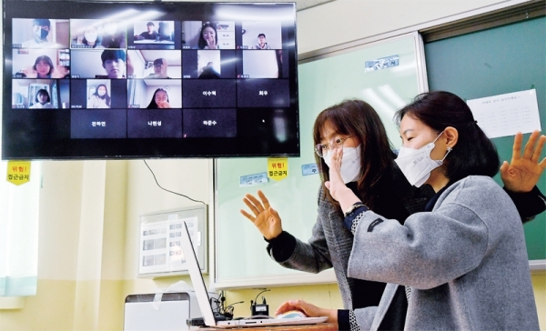 코로나19로 인한 온라인 개학을 앞둔 지난달 7일 오전 의왕 갈뫼중학교에서 교사가 학생들과 아침조회를 통해 온라인 수업에 대한 주의점을 알려주고 있다. 경기일보DB