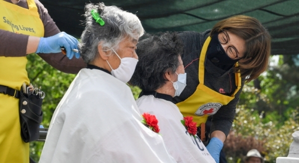 7일 세계 적십자의 날 및 어버이날을 1일 앞두고 어르신 이·미용 봉사가 열린 대한적십자사 인천지사 테라스에서 한 봉사자가 웃음 띤 얼굴로 눈인사를 하고 있다. 장용준기자