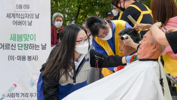7일 세계 적십자의 날 및 어버이날을 1일 앞두고 어르신 이·미용 봉사가 대한적십자사 인천지사 테라스에서 열리고 있다. 장용준기자