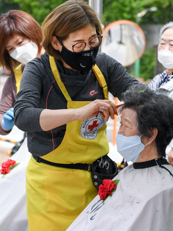 7일 세계 적십자의 날 및 어버이날을 1일 앞두고 어르신 이·미용 봉사가 대한적십자사 인천지사 테라스에서 열리고 있다. 장용준기자