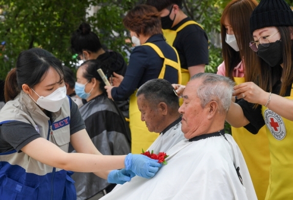 7일 세계 적십자의 날 및 어버이날을 1일 앞두고 어르신 이·미용 봉사가 대한적십자사 인천지사 테라스에서 열리고 있다. 장용준기자