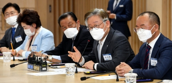 이재명 경기도지사가 7일 경기도청에서 열린 ‘경기지역화폐 차별거래 관련 자영업자 간담회’에서 이충환 경기도상인연합회장 등 참석자들과 지역화폐 차별사용 관련 향후 대책 등에 대해 대화를 나누고 있다.전형민기자