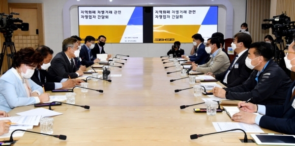 이재명 경기도지사가 7일 경기도청에서 열린 ‘경기지역화폐 차별거래 관련 자영업자 간담회’에서 이충환 경기도상인연합회장, 이상백 경기도소상공인연합회장 등 참석자들과 지역화폐 차별사용 관련 향후 대책 등에 대해 대화를 나누고 있다.전형민기자