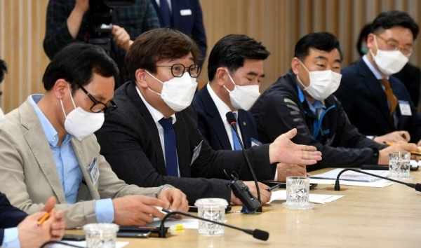 7일 경기도청에서 열린 ‘경기지역화폐 차별거래 관련 자영업자 간담회’에서 이재명 경기도지사, 이상백 경기도소상공인연합회장, 이충환 경기도상인연합회장 등 참석자들과 지역화폐 차별사용 관련 향후 대책 등에 대해 대화를 나누고 있다.전형민기자