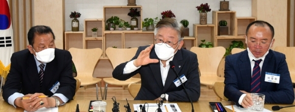 이재명 경기도지사가 7일 경기도청에서 열린 ‘경기지역화폐 차별거래 관련 자영업자 간담회’에서 이충환 경기도상인연합회장 등 참석자들과 지역화폐 차별사용 관련 향후 대책 등에 대해 대화를 나누고 있다.전형민기자