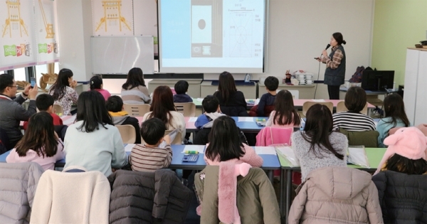어린이체험실에서 체험교육이 열리고 있다.