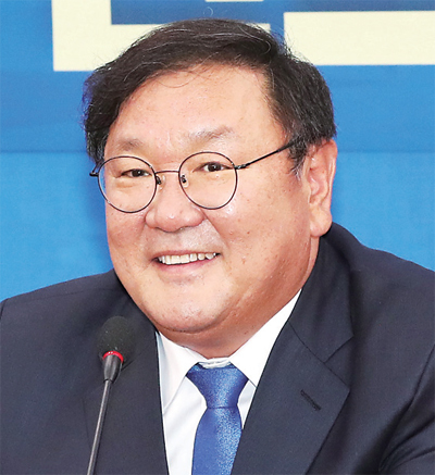 더불어민주당 김태년 신임 원내대표가 7일 오후 서울 여의도 국회에서 열린 기자간담회에서 기자 질문에 답하고 있다. 연합뉴스