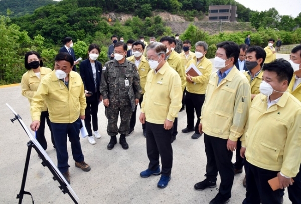 8일 연천군 멧돼지 폐사체 발견 및 광역 울타리 설치 현장을 방문한 이재명 경기도지사가 김광철 연천군수와 관계공무원 등 참석자들과 ASF(아프리카돼지열병) 대응 대책 등에 대해 논의하고 있다. 전형민 기자