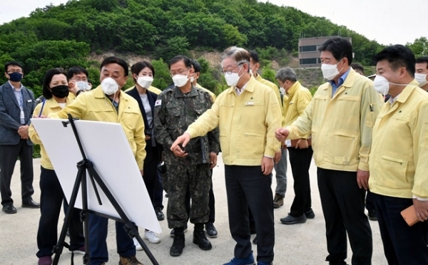 8일 연천군 멧돼지 폐사체 발견 및 광역 울타리 설치 현장을 방문한 이재명 경기도지사가 김광철 연천군수와 관계공무원 등 참석자들과 ASF(아프리카돼지열병) 대응 대책 등에 대해 논의하고 있다. 전형민 기자