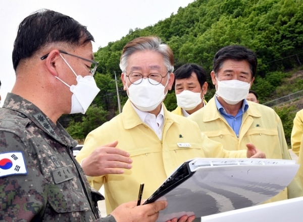 8일 연천군 멧돼지 폐사체 발견 및 광역 울타리 설치 현장을 방문한 이재명 경기도지사가 김광철 연천군수와 관계공무원 등 참석자들과 ASF(아프리카돼지열병) 대응 대책 등에 대해 논의하고 있다. 전형민 기자
