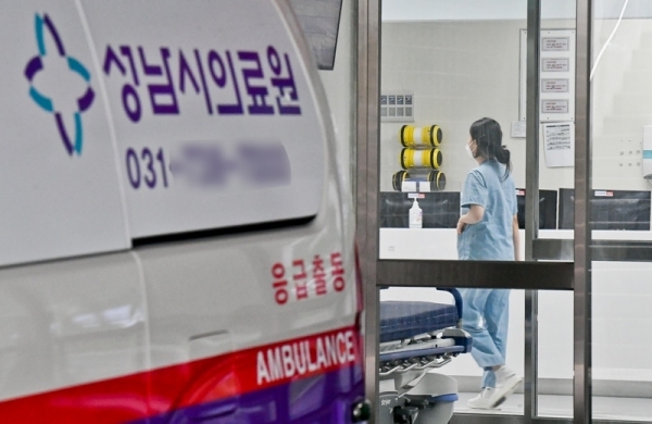 9일 오전 성남시의료원 응급실에서 간호사가 바쁘게 이동하고 있다. 지난 7일 근무중인 간호사가 코로나19 확진을 받은 성남시 의료원은 간호사의 확진에 따라 접촉자 108명을 비롯해 직원 520여명 전원에 대해 바이러스 검사를 실시하고 있다. 윤원규기자