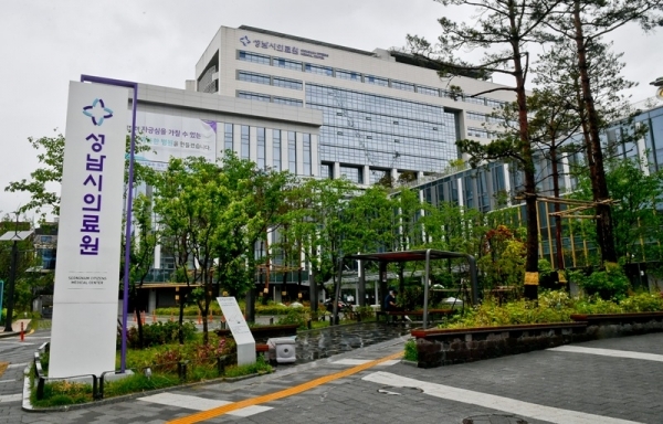 9일 오전 성남시의료원이 찾는이 없이 고요하다. 지난 7일 근무중인 간호사가 코로나19 확진을 받은 성남시 의료원은  간호사의 확진에 따라 접촉자 108명을 비롯해 직원 520여명 전원에 대해 바이러스 검사를 실시하고 있다. 윤원규기자