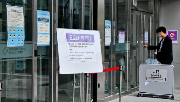 9일 오전 성남시의료원에서 직원이 출입하고 있다. 지난 7일 근무중인 간호사가 코로나19 확진을 받은 성남시 의료원은  간호사의 확진에 따라 접촉자 108명을 비롯해 직원 520여명 전원에 대해 바이러스 검사를 실시하고 있다. 윤원규기자