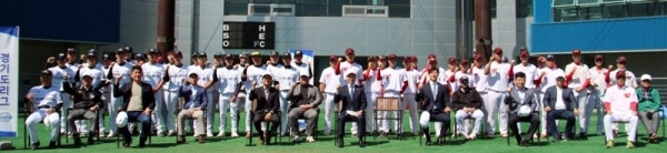 8일 오전 광주 곤지암 팀업캠퍼스에서 열린 ‘2020 독립야구단 경기도리그’ 개회식에 참석한 관계자들이 행사 후 기념촬영을 하고 있다.경기도체육회 제공