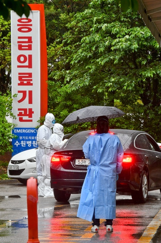9일 오후 경기도의료원 수원병원 선별진료소에서 의료진이 의무활동을 펼치고 있다. 경기도의료원 수원병원엔 이태원 클럽을 다녀온 후 확진된 성남,용인 환자들이 이송 격리치료중이다. 윤원규기자