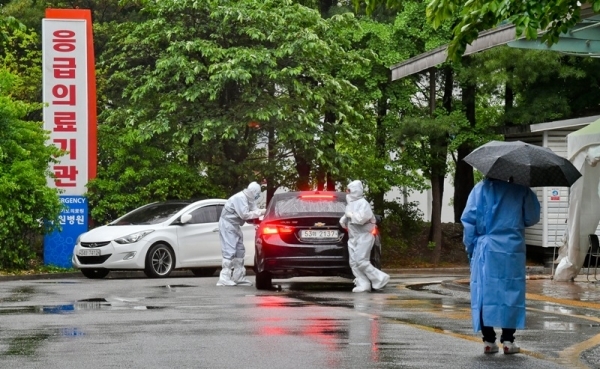 9일 오후 경기도의료원 수원병원 선별진료소에서 의료진이 의무활동을 펼치고 있다. 경기도의료원 수원병원엔 이태원 클럽을 다녀온 후 확진된 성남,용인 환자들이 이송 격리치료중이다. 윤원규기자