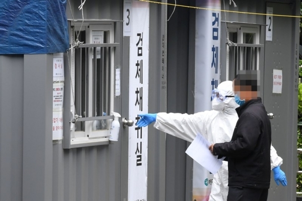 서울 이태원 클럽에서 시작한 코로나19 집단감염이 급증하고 있는 10일 한 시민이 인천시 부평구 보건소 선별진료소 검체채취실로 들어가고 있다. 장용준기자