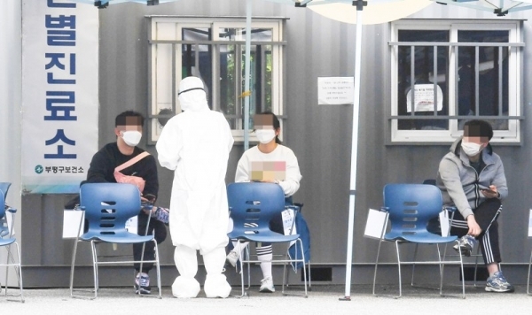 서울 이태원 클럽에서 시작한 코로나19 집단감염이 급증하고 있는 10일 인천시 부평구 보건소 선별진료소에서  시민이 검체채취 순서를 기다리고 있다. 장용준기자