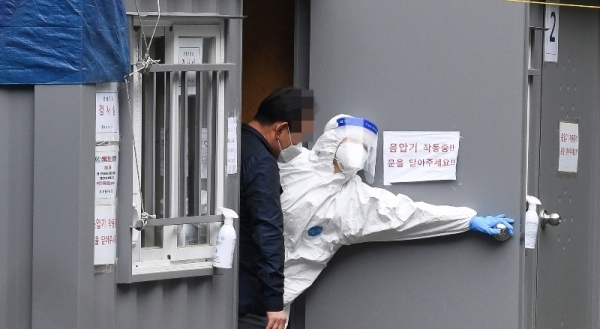 서울 이태원 클럽에서 시작한 코로나19 집단감염이 급증하고 있는 10일 한 시민이 인천시 부평구 보건소 선별진료소 검체채취실에서 나오고 있다. 장용준기자