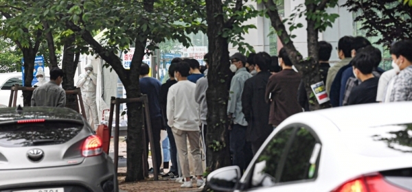 10일 오후 경기도의료원 수원병원에서 경기 용인시 거주 29세 남성(66번 환자)의 직장 동료들이 진단검사를 받고 있다.조주현기자