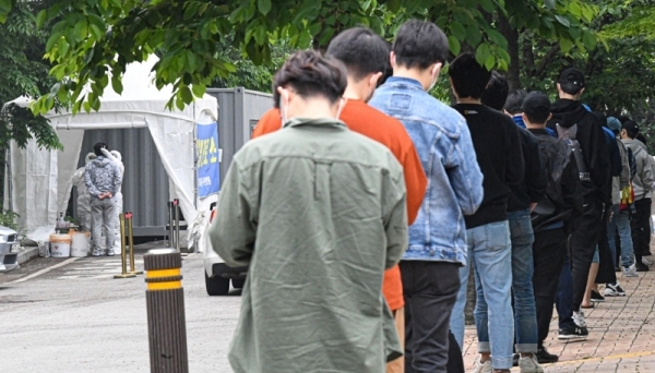 10일 오후 경기도의료원 수원병원에서 경기 용인시 거주 29세 남성(66번 환자)의 직장 동료들이 진단검사를 받고 있다.조주현기자