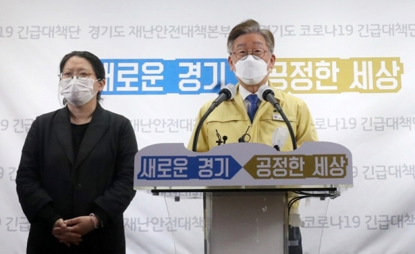 이재명 경기도지사가 10일 오후 경기도청 브리핑룸에서 이태원 클럽발 코로나19 집단감염 사태와 관련, 도내 모든 클럽 등 유흥시설에 대한 집합금지 행정명령을 발표하고 있다. 경기사진공동취재단