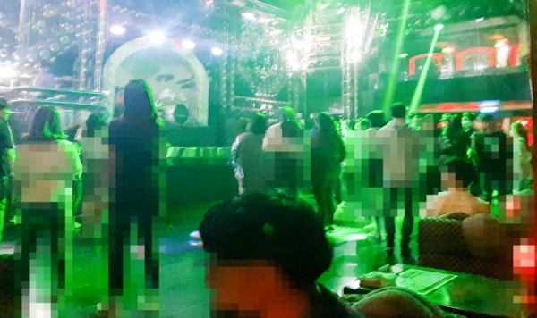 10일 오전 0시 30분께 인천 부평구 부평동 B유흥주점과(위) C유흥주점(가운데), 지난 8일 오후 11시 30분께 미추홀구주안동 D나이트클럽에서 마스크를 쓰지 않은 손님들이 뒤엉키며 춤을 추고 있다. 조윤진•이수민기자